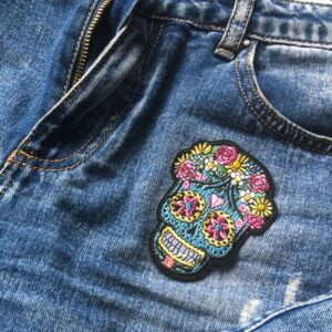 Hodeskalle blomsterkrans Strykemerke bukser