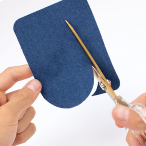 Alternative view of Selvheftende reparasjonslapper i denim
