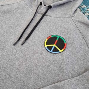 tygmärke peacetecken på tröja