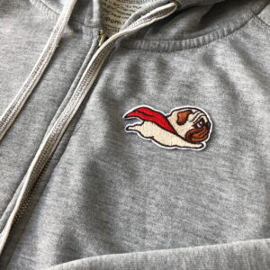 tygmärke på tröja - flygande hund med röd mantel